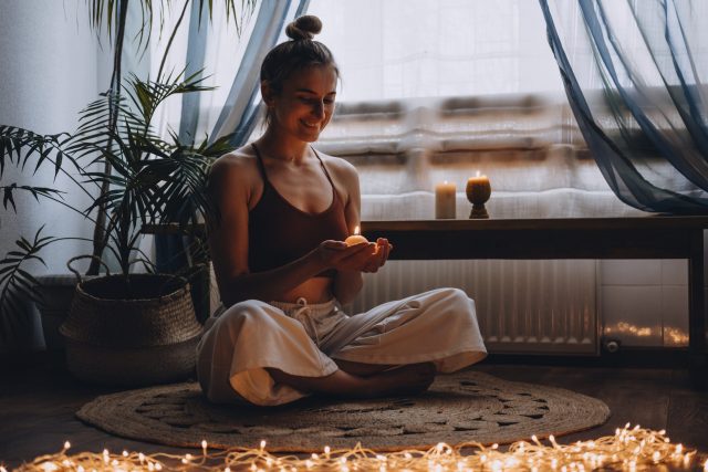 Young woman sitting on the floor - featured image