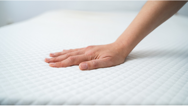 hand on matress